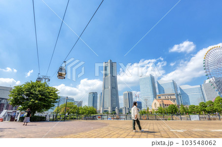 横浜みなとみらいの都市風景 運河パーク ロープウェイとランドマークタワー 横浜みなとみらいの都市風景 運河パーク ロープウェイとランドマークタワー 103548062