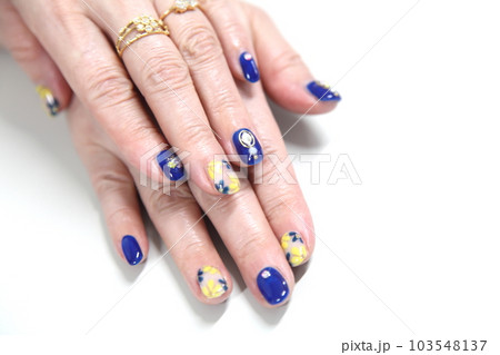 濃紺にラインストーン紺と黄色の花柄のネイルデコ 103548137