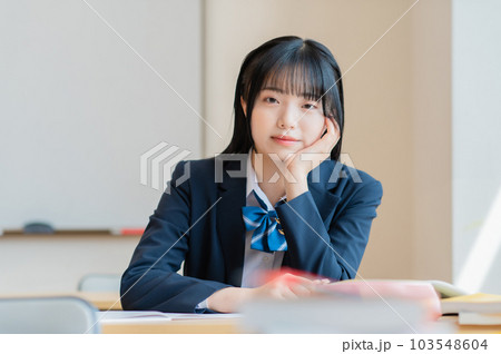 塾で勉強する女子高生 103548604