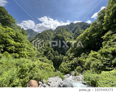 雄大な峡谷の峰と青い空に白い雲 103549373