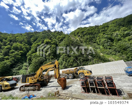 峡谷の川岸の工事現場にあるショベルカー 103549374