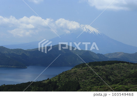 春晴れの富士山と芦ノ湖眺望 103549468