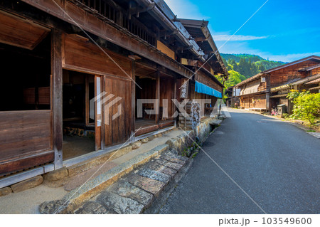 長野県　南木曽町　中山道　妻籠宿の町並み 103549600