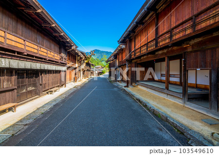 長野県　南木曽町　中山道　妻籠宿の町並み 103549610