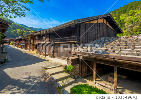 長野県　南木曽町　中山道　妻籠宿の町並み 103549643