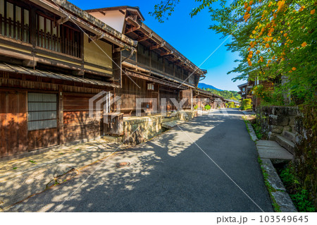 長野県　南木曽町　中山道　妻籠宿の町並み 103549645