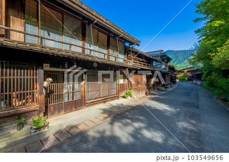 長野県　南木曽町　中山道　妻籠宿の町並み 103549656