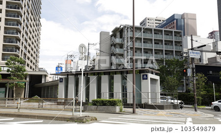 大阪メトロ御堂筋線の中津駅3号出入口と大阪シティバスのバス停「地下鉄中津」 大阪メトロ御堂筋線の中津駅3号出入口と大阪シティバスのバス停「地下鉄中津」 103549879