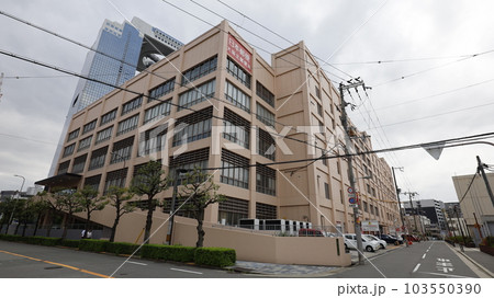 大阪北郵便局の建物、時間外に郵便物を受け入れる「ゆうゆう窓口」が設けられている 大阪北郵便局の建物、時間外に郵便物を受け入れる「ゆうゆう窓口」が設けられている 103550390
