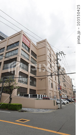 大阪北郵便局の建物、時間外に郵便物を受け入れる「ゆうゆう窓口」が設けられている 大阪北郵便局の建物、時間外に郵便物を受け入れる「ゆうゆう窓口」が設けられている 103550425