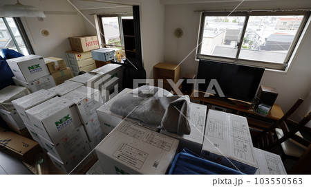 引っ越しで段ボールが積みあがった部屋 引っ越しで段ボールが積みあがった部屋 103550563
