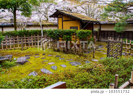 福島県　会津若松　鶴ヶ城址　茶室麟閣　腰掛待合とつくばい 103551732