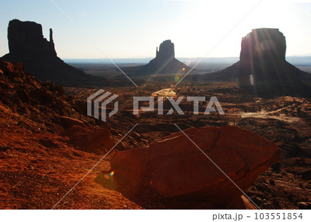 コロラド高原 モニュメント・バレーの朝 逆光に浮かび上がる岩石丘 コロラド高原 モニュメント・バレーの朝 逆光に浮かび上がる岩石丘 103551854