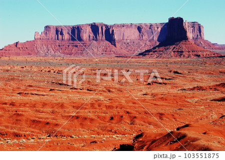 コロラド高原　モニュメント・バレー　センチネル・メサとレフト・ミトン 103551875