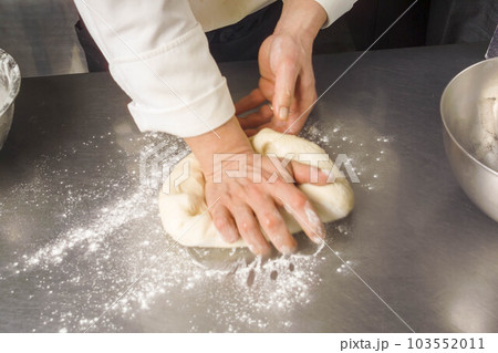 パン生地を作るシーン。 103552011