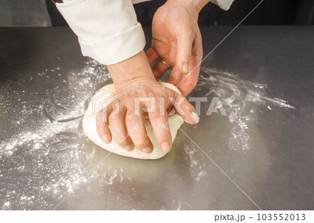 パン生地を作るシーン。 103552013
