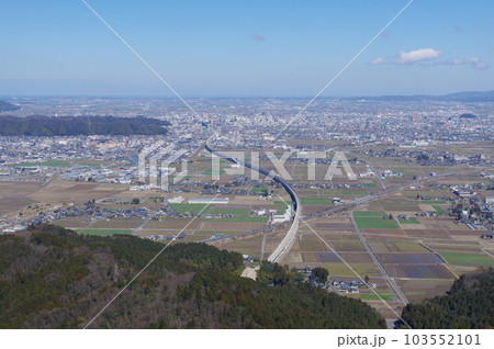 文殊山からの眺め　福井市中心部方向　建設中の北陸新幹線　2023年3月 103552101