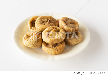 皿に盛られたドライいちじく ドライフルーツ 皿に盛られたドライいちじく ドライフルーツ 103552133