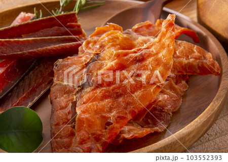 美味しい鮭の燻製 103552393