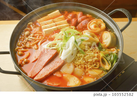 美味しい韓国の鍋料理 美味しい韓国の鍋料理 103552582
