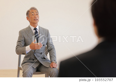 転職の為に面接_横柄な態度の中高年男性_1 103552707