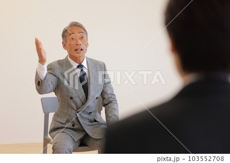 転職の為に面接_横柄な態度の中高年男性_2 103552708
