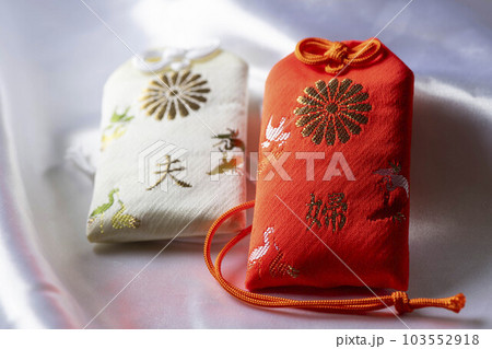 日本の神社のお守り 103552918