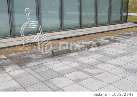 車椅子マーク 思いやり駐車場 車椅子マーク 思いやり駐車場 103552945