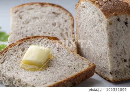 パンの上でバターが溶けるシーン パンの上でバターが溶けるシーン 103553095