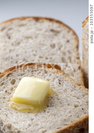 パンの上でバターが溶けるシーン パンの上でバターが溶けるシーン 103553097