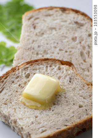 パンの上でバターが溶けるシーン パンの上でバターが溶けるシーン 103553098