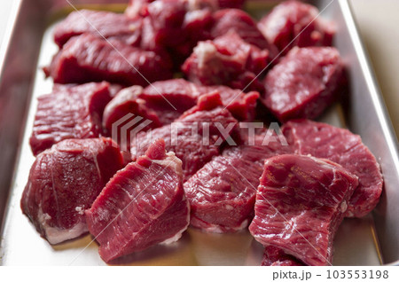 ラム肉のぶつ切り 103553198