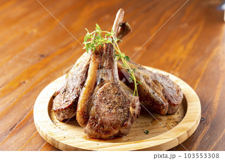 美味しいラム肉料理のラムチョップ 103553308