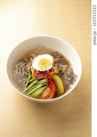 冷たくて美味しい辛味のあるスープと冷麺 103553322