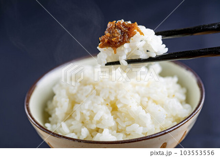 炊き立てのご飯に辛味噌を乗せて箸持ち 炊き立てのご飯に辛味噌を乗せて箸持ち 103553556