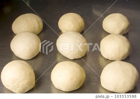 パンやピザの生地作り 103553598