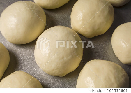 パンやピザの生地作り パンやピザの生地作り 103553601