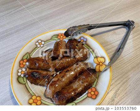 出来立て焼きたてソーセージ 103553760