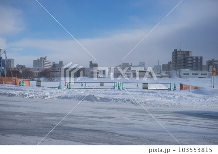 川辺の雪捨て場の風景 川辺の雪捨て場の風景 103553815
