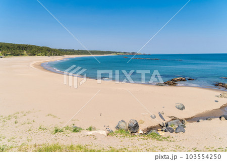 「青森県」初夏の白浜海水浴場の風景 種差海岸 「青森県」初夏の白浜海水浴場の風景 種差海岸 103554250