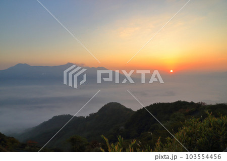 早朝の俵山峠展望所から望む雲海 早朝の俵山峠展望所から望む雲海 103554456