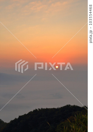 早朝の俵山峠展望所から望む雲海 早朝の俵山峠展望所から望む雲海 103554468
