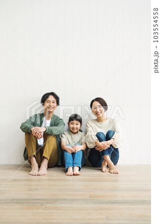 3人家族のポートレート 103554558