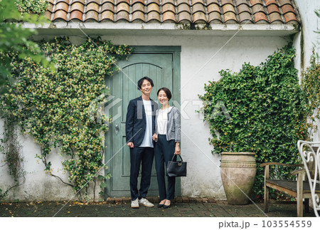 大人っぽい男女のポートレート 103554559