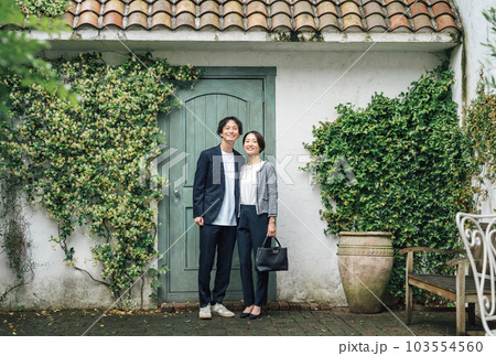 大人っぽい男女のポートレート 103554560
