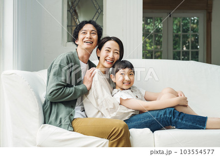 家のリビングのソファーに座る家族のポートレート 103554577