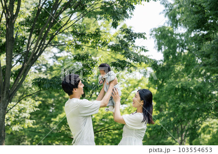 公園で赤ちゃんを抱っこする夫婦 103554653
