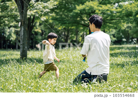 公園でパパと遊ぶ男の子 103554668