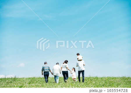 土手を歩く三世代の家族 土手を歩く三世代の家族 103554728