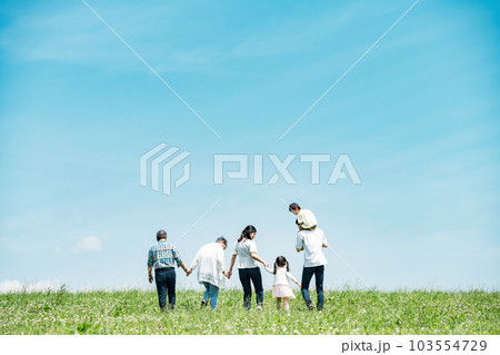 土手を歩く三世代の家族 土手を歩く三世代の家族 103554729